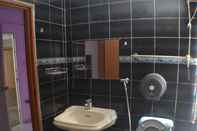 Toilet Kamar City Room w/ 2 Beds + Bathroom @ Town 10