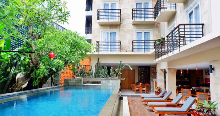 Swimming Pool Saris Hotel Kuta