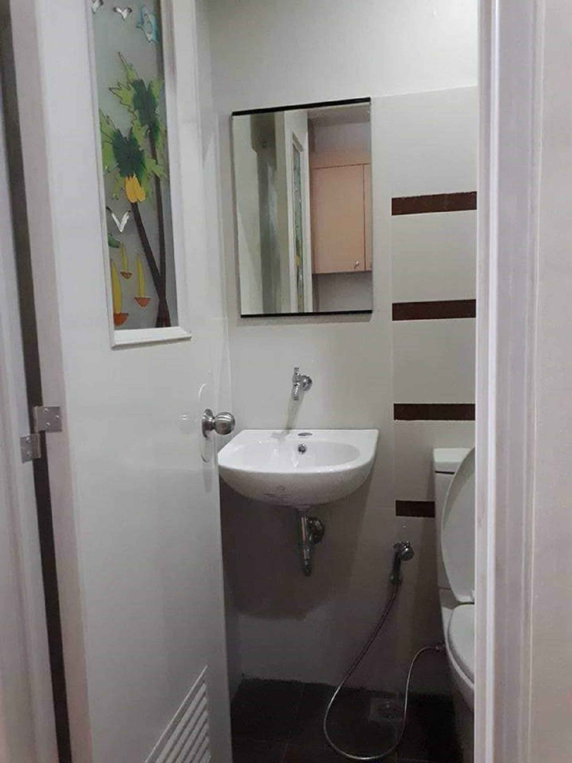 In-room Bathroom RedDoorz near Robinsons Place Manila