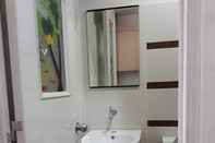 Toilet Kamar RedDoorz near Robinsons Place Manila