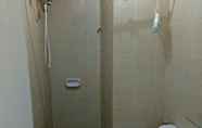 In-room Bathroom 5 Apartemen Mediterania Garden 2