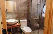 In-room Bathroom 4 The Dalat Shelter Hotel