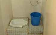 Toilet Kamar 3 Andys Nur Penginapan