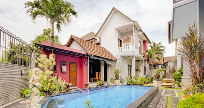 Kolam Renang OYO 90121 De Pavilla Homestay