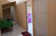 ห้องนอน 4 Simple Room at Kost Rorojonggrang