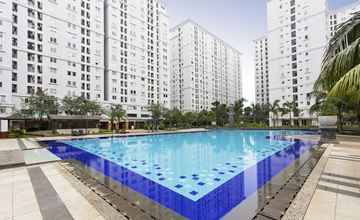 Kolam Renang 4 Comfy Studio Room At Apartemen Kalibata City By Luxury Property