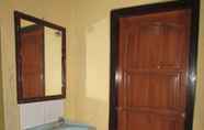 Toilet Kamar 6 Penginapan Kartika Candra