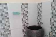 Toilet Kamar Dinoyo Homestay Syariah