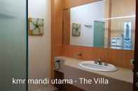 In-room Bathroom 3 Bedrooms at GK Gallery Rumah Sewa