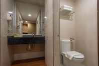 Toilet Kamar Hotel Holmes GP by Holmes Hotel