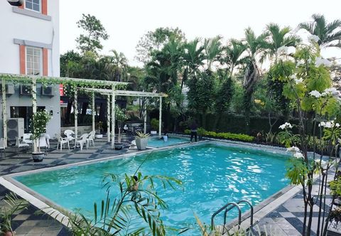 Swimming Pool Country Heritage Resort Hotel Surabaya