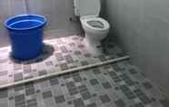 Toilet Kamar 7 Sibayak Homestay Syariah