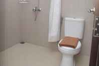 Toilet Kamar Sindoro Hotel Cilacap by Conary