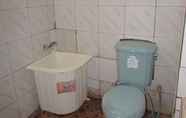 Toilet Kamar 6 Nyoman Mei Rejeki Homestay by Desa Wisata Blimbingsari