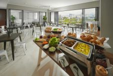 バー、カフェ、およびラウンジ TRILLION SUITES by SLG