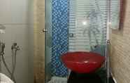 Toilet Kamar 3 Apartement Center Point by ALVA ROOM