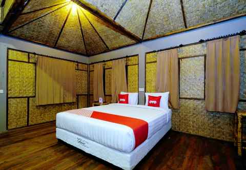 Bedroom OYO 1835 Surya Mandalika Hotel