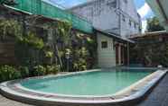 Kolam Renang 7 Mawar Saron Hotel