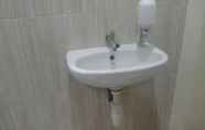 Toilet Kamar 5 Capital O 93124 Lombok Northis Homestay