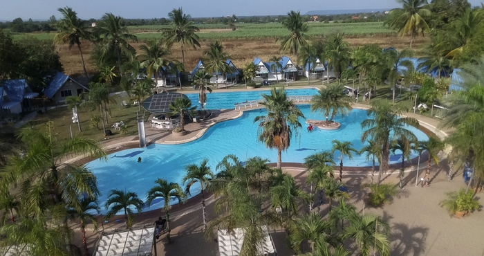 Kolam Renang Castle Howchow Beach Resort Hotel 