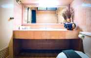 ห้องน้ำภายในห้อง 5 Sabaiday Guesthouse Nimman