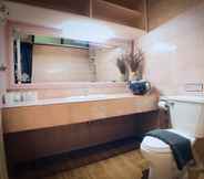 Toilet Kamar 6 Sabaiday Guesthouse Nimman