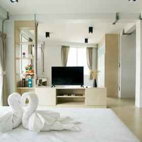 ที่พักของคุณ 1, โรงแรม & ที่พัก Beginning With