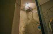 Toilet Kamar 6 Skyloft Hotel