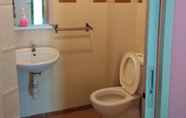 Toilet Kamar 5 Fresh Hotel Falim