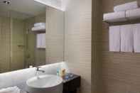 In-room Bathroom Four Points by Sheraton Singapore, Riverview