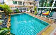 Kolam Renang 7 Livit 70's Hotel & Hostel