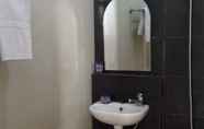 Phòng tắm bên trong 3 Villa Dewi Syariah