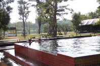 สระว่ายน้ำ Riverpool Resort