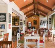 Quầy bar, cafe và phòng lounge 3 Bed and Bath Serviced Suites