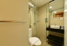 In-room Bathroom 7 Midtown Xpress Balikpapan
