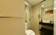 In-room Bathroom 7 Midtown Xpress Balikpapan