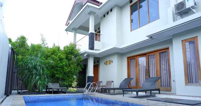 Swimming Pool OYO 703 Omah Olin Guesthouse