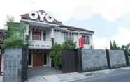 Exterior 3 OYO 703 Omah Olin Guesthouse