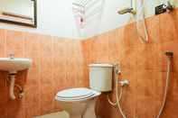 In-room Bathroom OYO 11343 Hotel Putra Iskandar