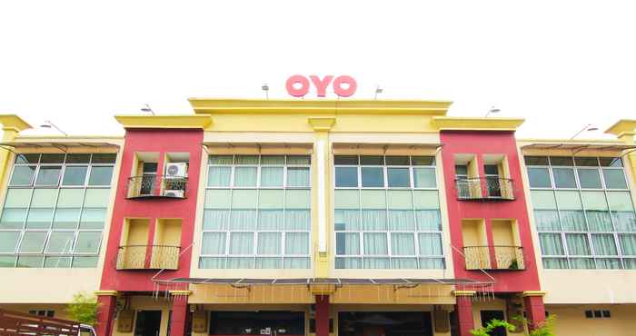 Bangunan OYO 11343 Hotel Putra Iskandar