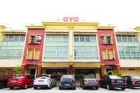 Bangunan OYO 11343 Hotel Putra Iskandar