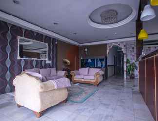 Lobi 2 OYO 44010 Royals Star Hotel