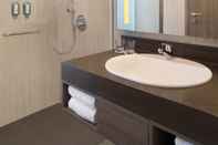 Toilet Kamar Fairfield By Marriott Belitung