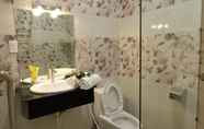 Toilet Kamar 6 Spring Hung Anh Hotel