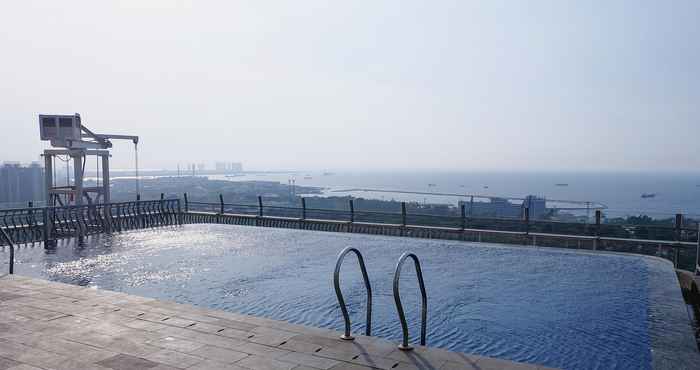 Kolam Renang Compact 2BR Northland Apartment Near Ancol by Travelio