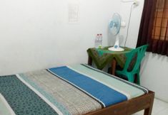 Bedroom 4 Budget Room near Stasiun Tugu at Losmen Mawar