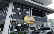 Bangunan 4 Oscar Suites Hotel