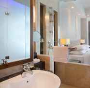 Toilet Kamar 4 Four Points by Sheraton Manado