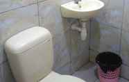 Toilet Kamar 7 Miranty Inn