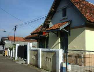 Exterior 2 Dahlia Asri Homestay And Guest House